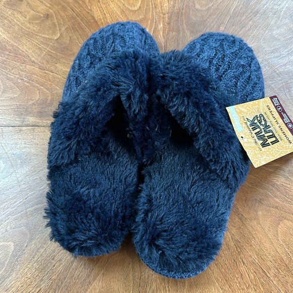 NWT Woman’s fur lined slippers - Picture 2 of 4
